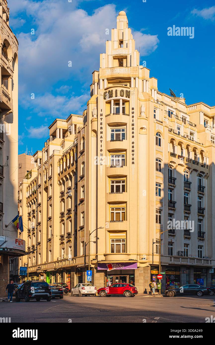 Romania, Bucarest, centro storico, edificio dell'Union International Business Center, ex Union hotel costruito tra il 1932 e il 1934 in uno stile architettonico Art Deco americano Foto Stock