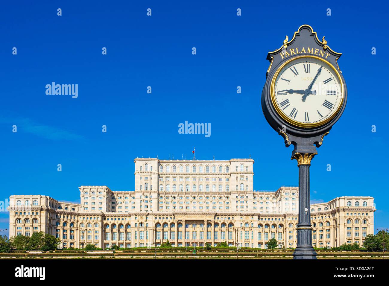 Romania, Bucarest, settore 5, il Palazzo del Parlamento in stile neoclassico la cui costruzione iniziò nel 1984 sotto il regime del dittatore comunista Nicolae Ceau'escu Foto Stock