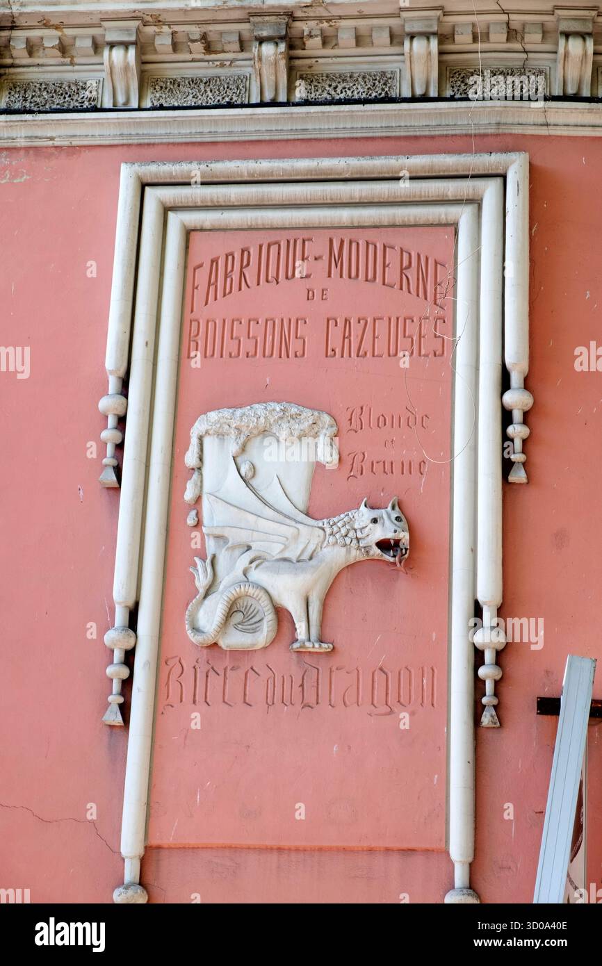 Francia, Vaucluse, Orange, facciata di un vecchio birrificio, la Dragon Beer Foto Stock
