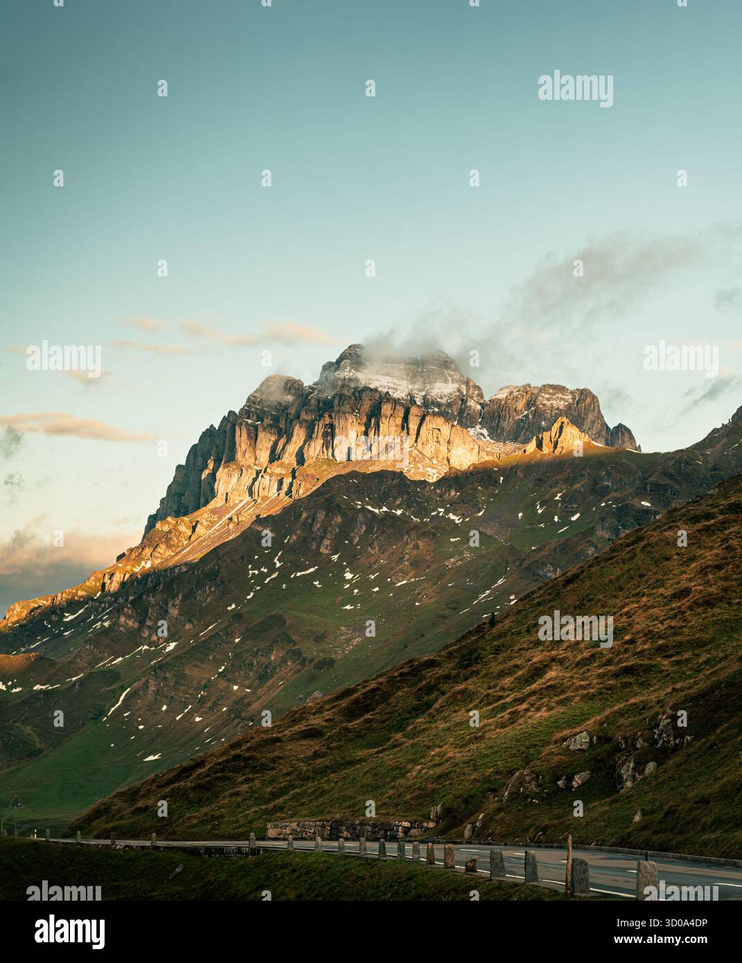 Montagne svizzere all'alba - neve leggera e luce mattutina da sogno Foto Stock
