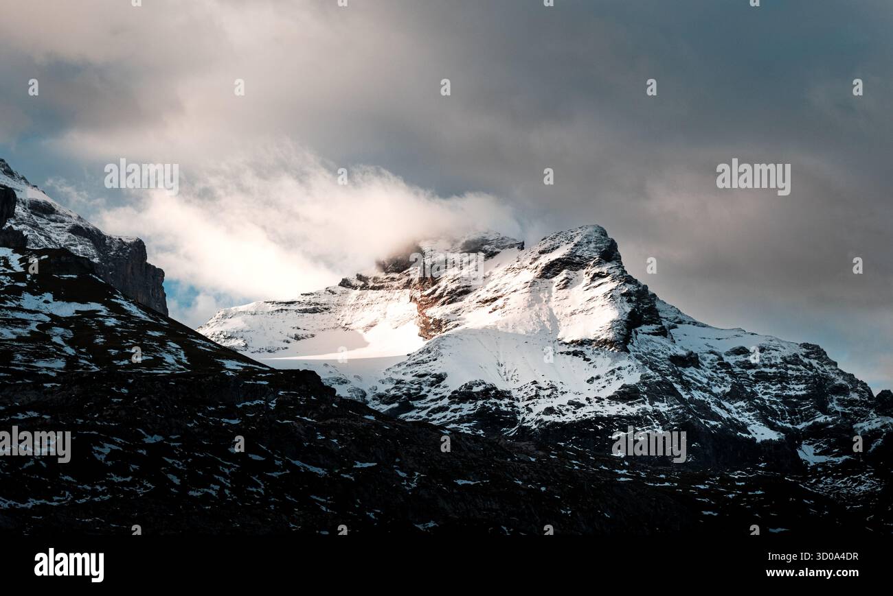 Montagne svizzere all'alba - neve leggera e luce mattutina da sogno Foto Stock
