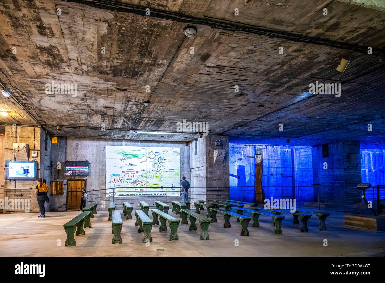 France, Pas-de-Calais, Eperlecques, The Eperlecques Blockhouse, The Eperlecques Blockhouse (noto anche come Watten Bunker) è un bunker della seconda guerra mondiale. Fu costruito dalla Germania nazista tra il 1943 e il 1944 per fungere da sito di lancio per i razzi V2 diretti a Londra e all'Inghilterra meridionale. Fu costruito da lavoratori forzati dai campi di concentramento e di lavoro, così come da francesi che erano stati arruolati. Il blocco non fu mai completato a causa dei ripetuti bombardamenti da parte di inglesi e americani. Tradotto con DeepL.com (versione gratuita) Foto Stock