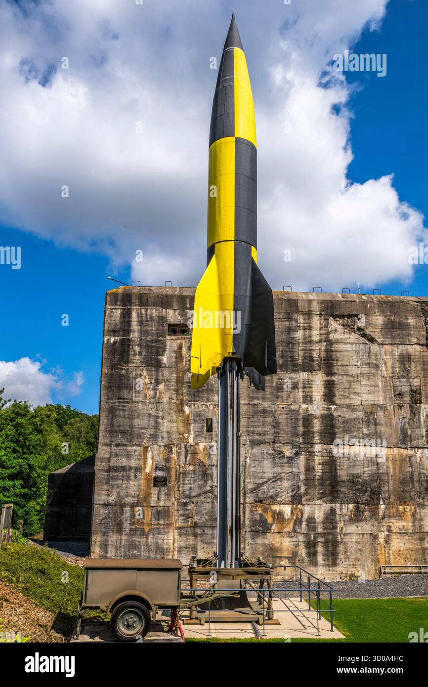 France, Pas-de-Calais, Eperlecques, The Eperlecques Blockhouse, The Eperlecques Blockhouse (noto anche come Watten Bunker) è un bunker della seconda guerra mondiale. Fu costruito dalla Germania nazista tra il 1943 e il 1944 per fungere da sito di lancio per i razzi V2 diretti a Londra e all'Inghilterra meridionale. Fu costruito da lavoratori forzati dai campi di concentramento e di lavoro, così come da francesi che erano stati arruolati. Il blocco non fu mai completato a causa dei ripetuti bombardamenti da parte di inglesi e americani. Tradotto con DeepL.com (versione gratuita) Foto Stock