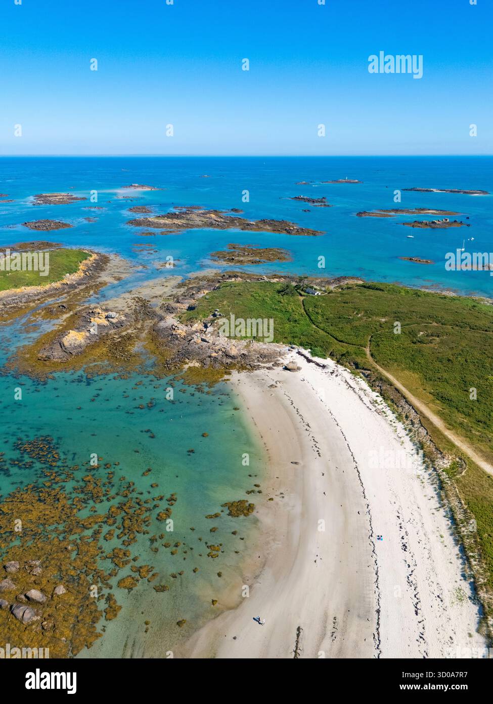Francia, manche, Granville, isole Chausey, Grand Island, spiaggia grande Greve (vista aerea) Foto Stock