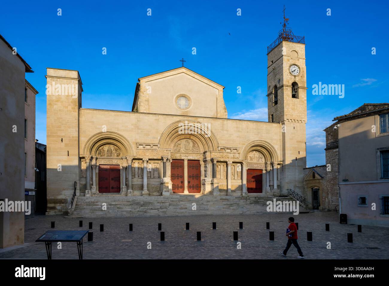 Francia, Gard, Saint Gilles du Gard, chiesa abbaziale di Saint-Gilles del XII-XIII secolo, classificata patrimonio dell'umanità dall'UNESCO sotto le rotte per Santiag Foto Stock