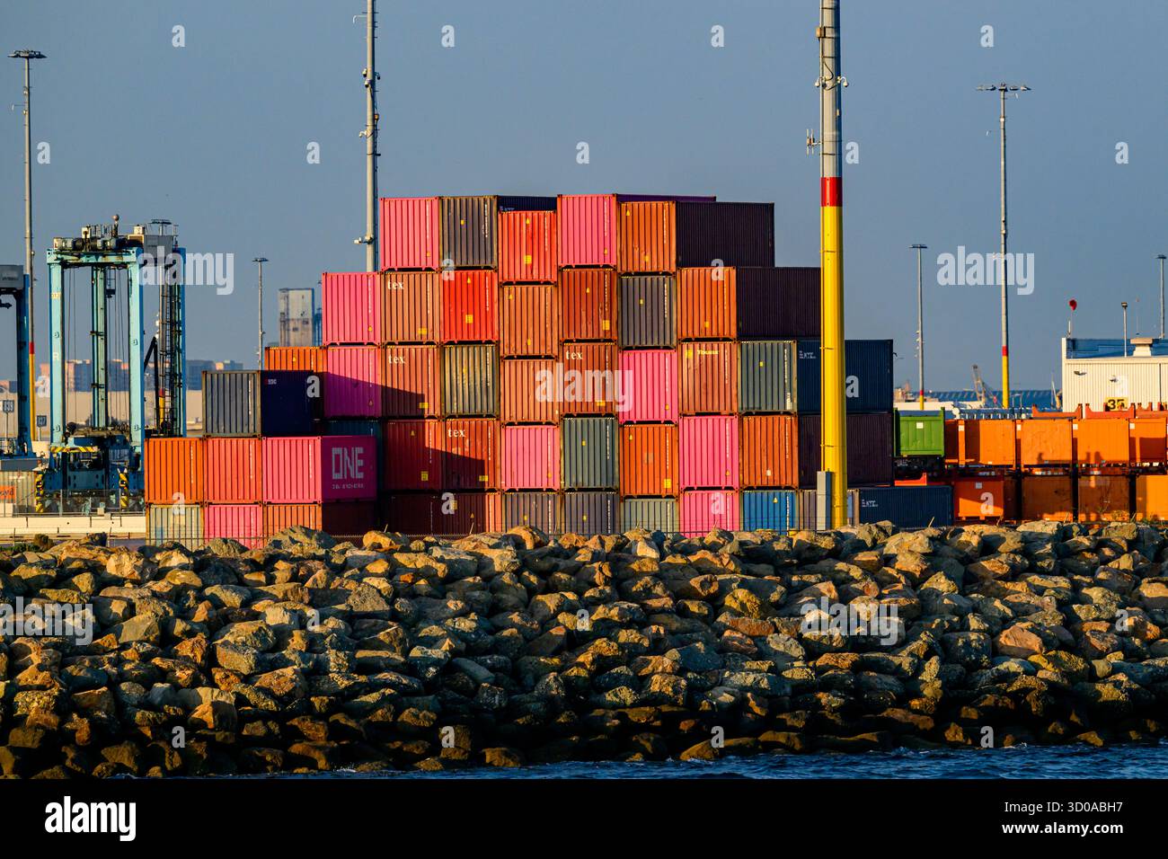 Una colorata pila di contenitori per spedizioni in un porto vicino a Los Angeles, California, Stati Uniti. Foto Stock