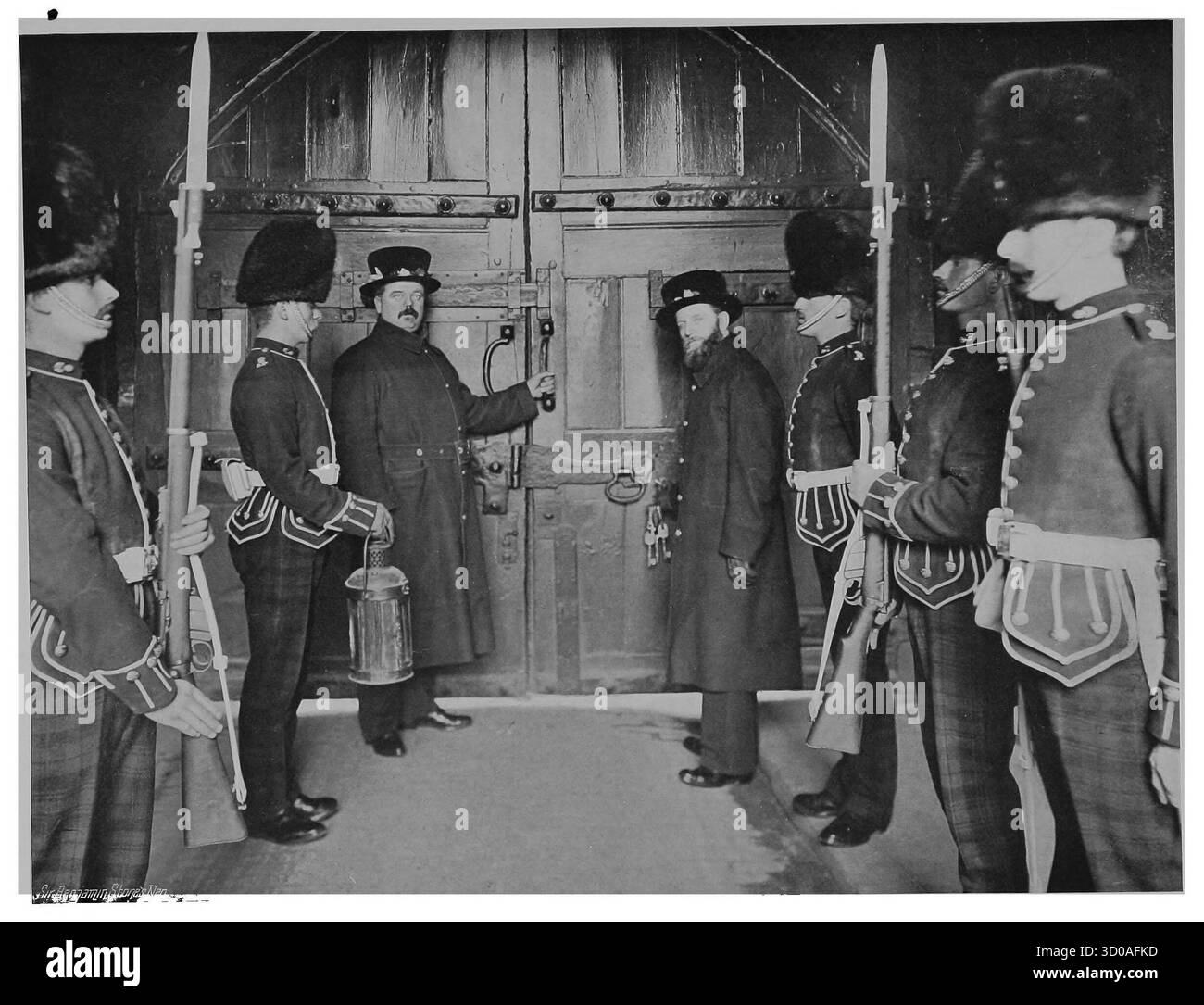 Blocco dei cancelli a torre. Preparatevi per la notte. Fotografia d'archivio vintage di festival, cerimonie e costumi. Di Benjamin Stone, anni '1890 - '1900 Foto Stock