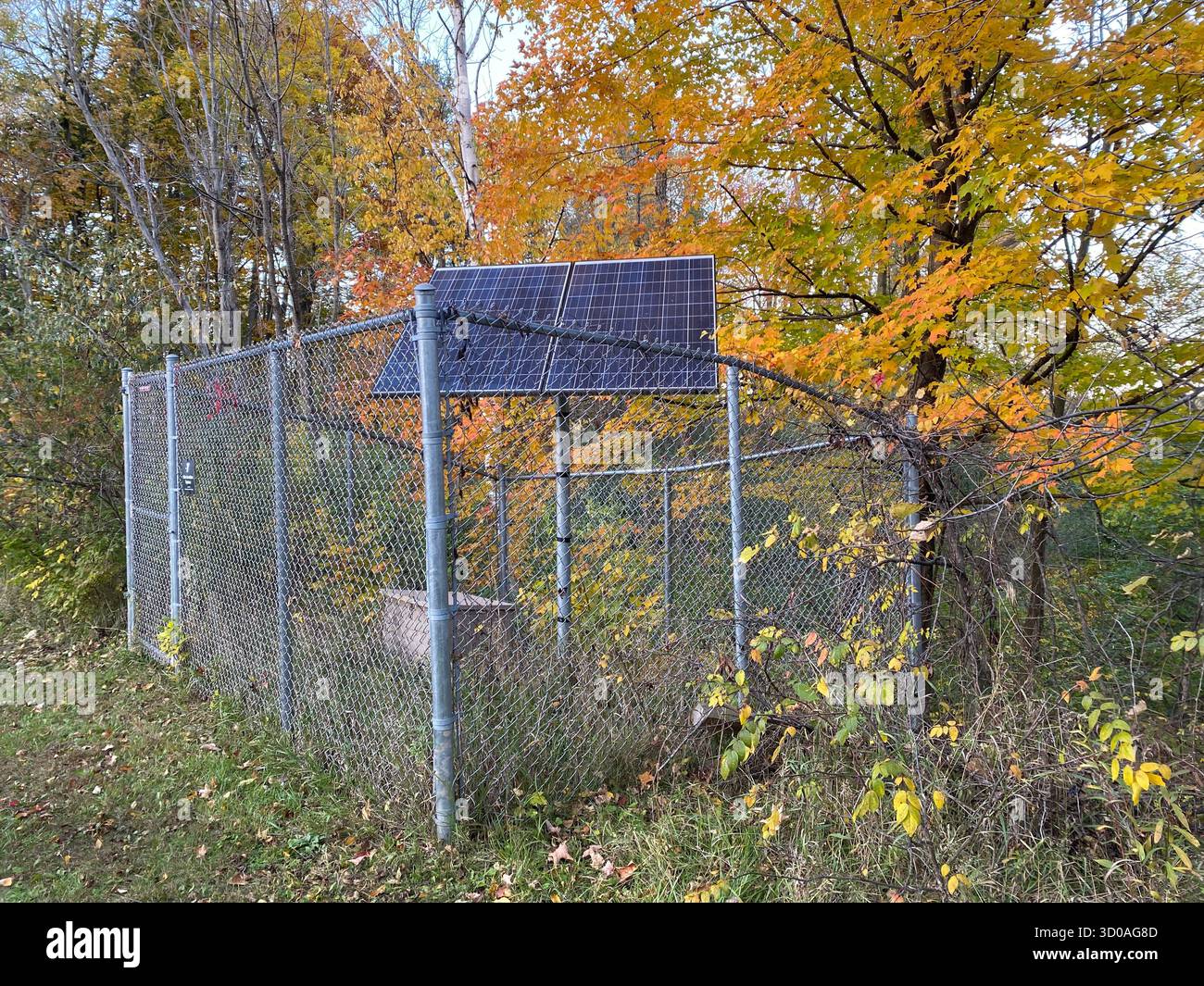 Pannello solare per fornire energia verde per l'aerazione di un piccolo lago - Immagine stock catturata con smartphone