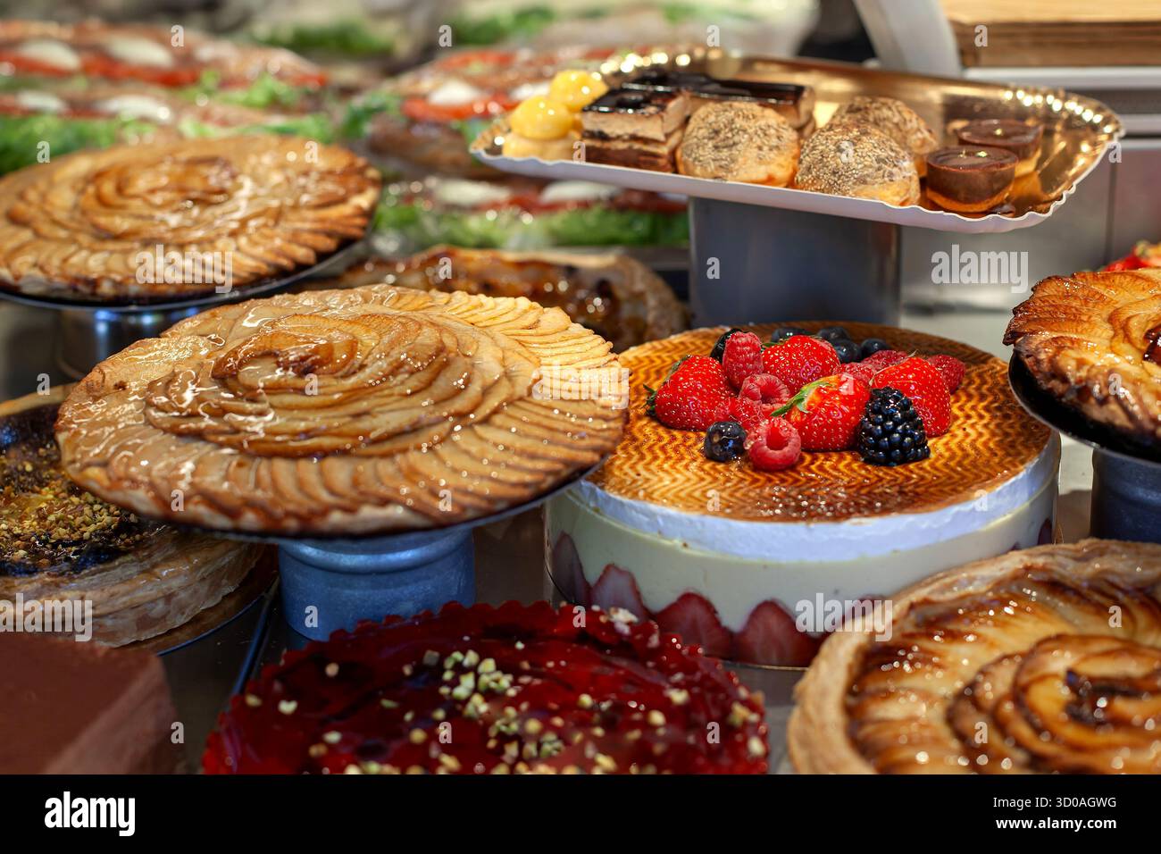 Torte e dessert in mostra Foto Stock