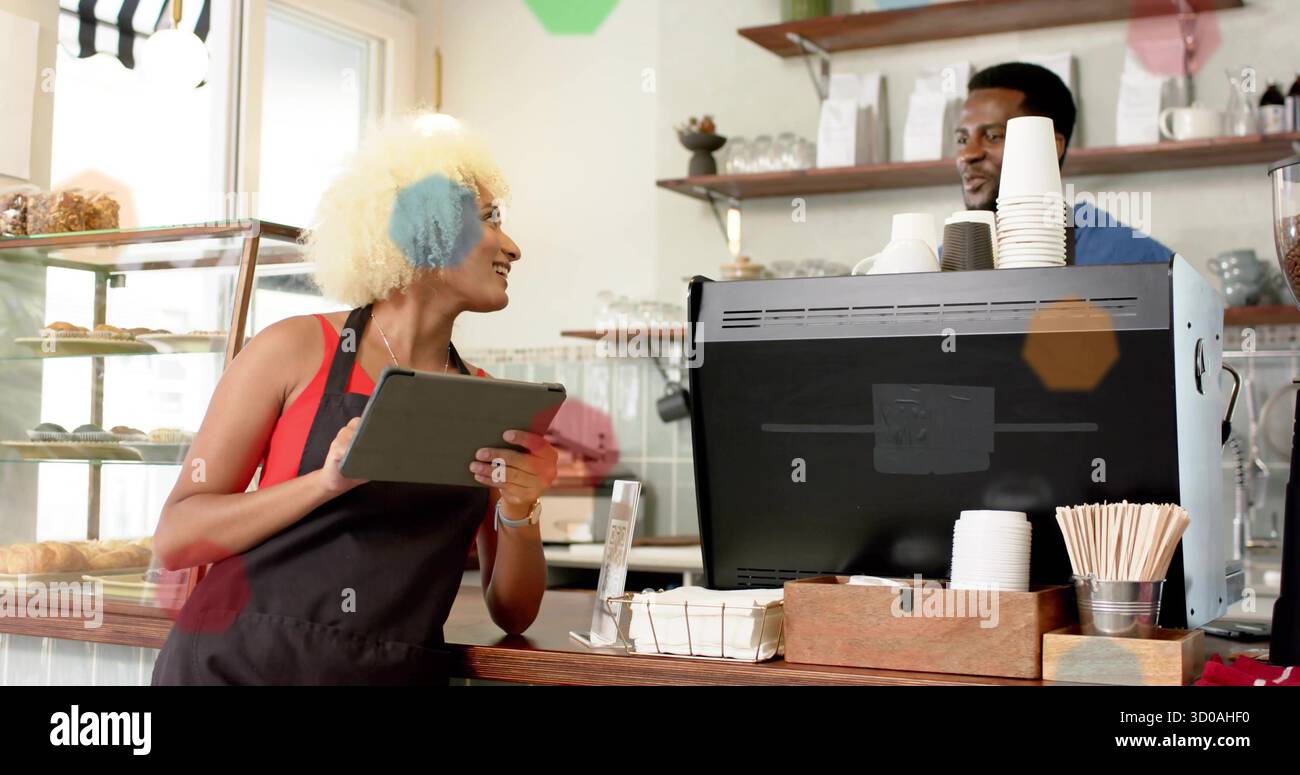 Rivedete il tablet, il barista indossa il grembiule in piedi al bancone del bar, con macchina per espresso e spazio per le copie Foto Stock