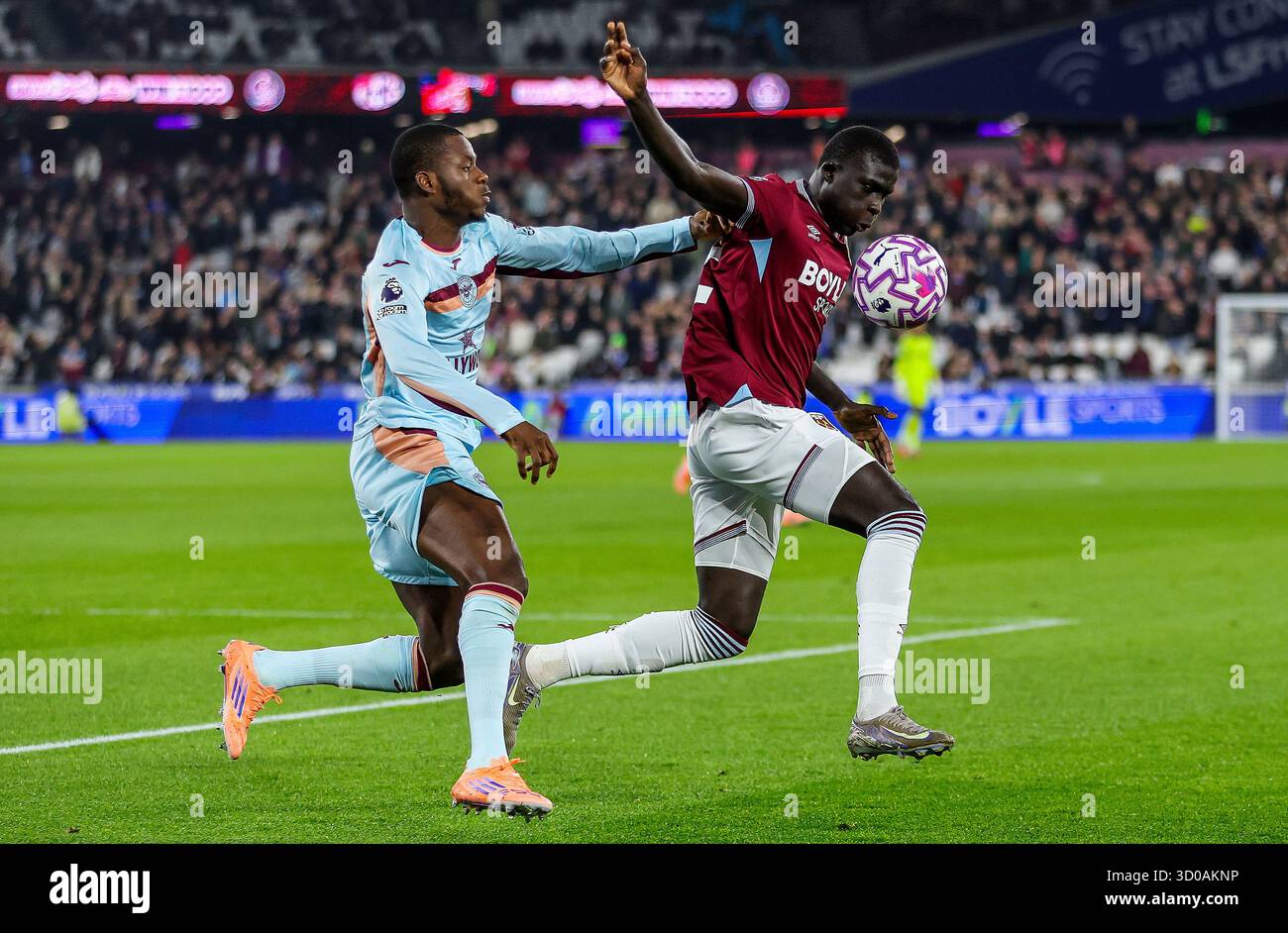 El Hadji Malick Diouf (destra) del West Ham United e Dango Ouattara di Brentford si battono per il pallone durante la partita di Premier League al London Stadium di Londra. Data foto: Lunedì 20 ottobre 2025. Foto Stock