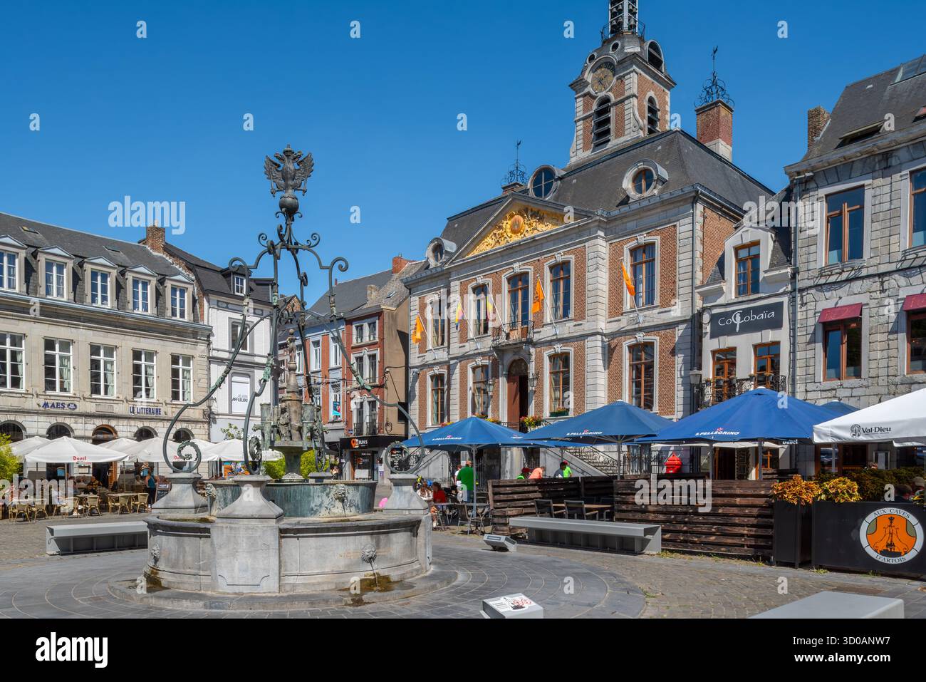 Li Bassinia, fontana del XV secolo e municipio del XVIII secolo nella Grand Place della città di Huy in estate, provincia di Liegi, Vallonia, Belgio Foto Stock