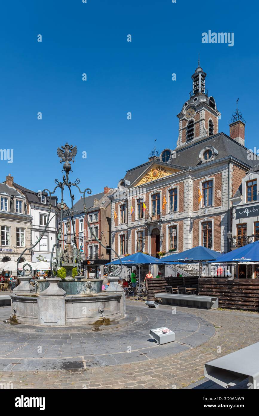 Li Bassinia, fontana del XV secolo e municipio del XVIII secolo nella Grand Place della città di Huy in estate, provincia di Liegi, Vallonia, Belgio Foto Stock
