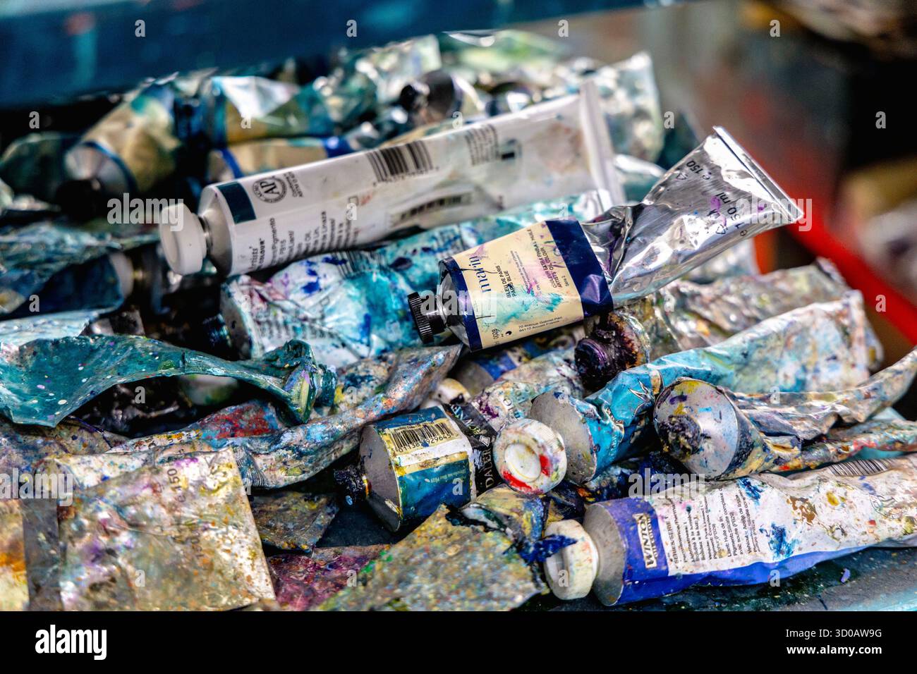 Tubi di vernice dell'olio usati Foto Stock