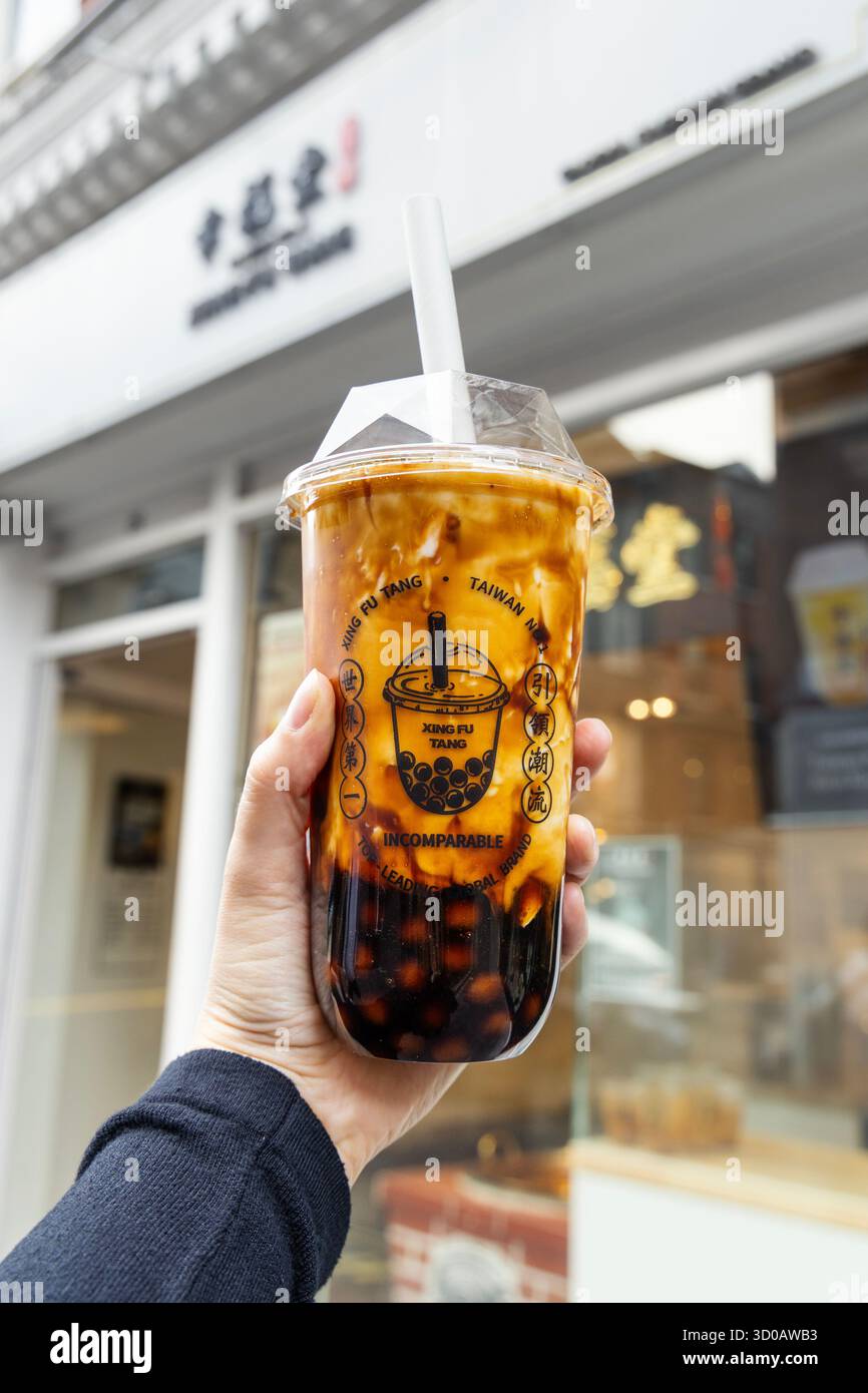 Il caratteristico Brown Sugar Boba Bubble tea allo Xing fu Tang, Chinatown, Londra, Inghilterra Foto Stock