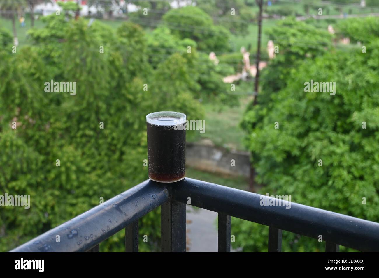 Un bicchiere di bibita analcolica accattivante nel balcone Foto Stock