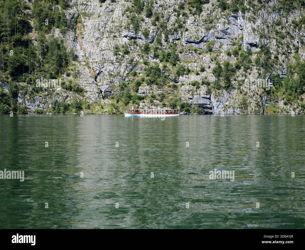 Scopri Königssee nel Parco Nazionale di Berchtesgaden, circondato dalle Alpi Berchtesgaden, in un'escursione a vapore. Copyspace Foto Stock