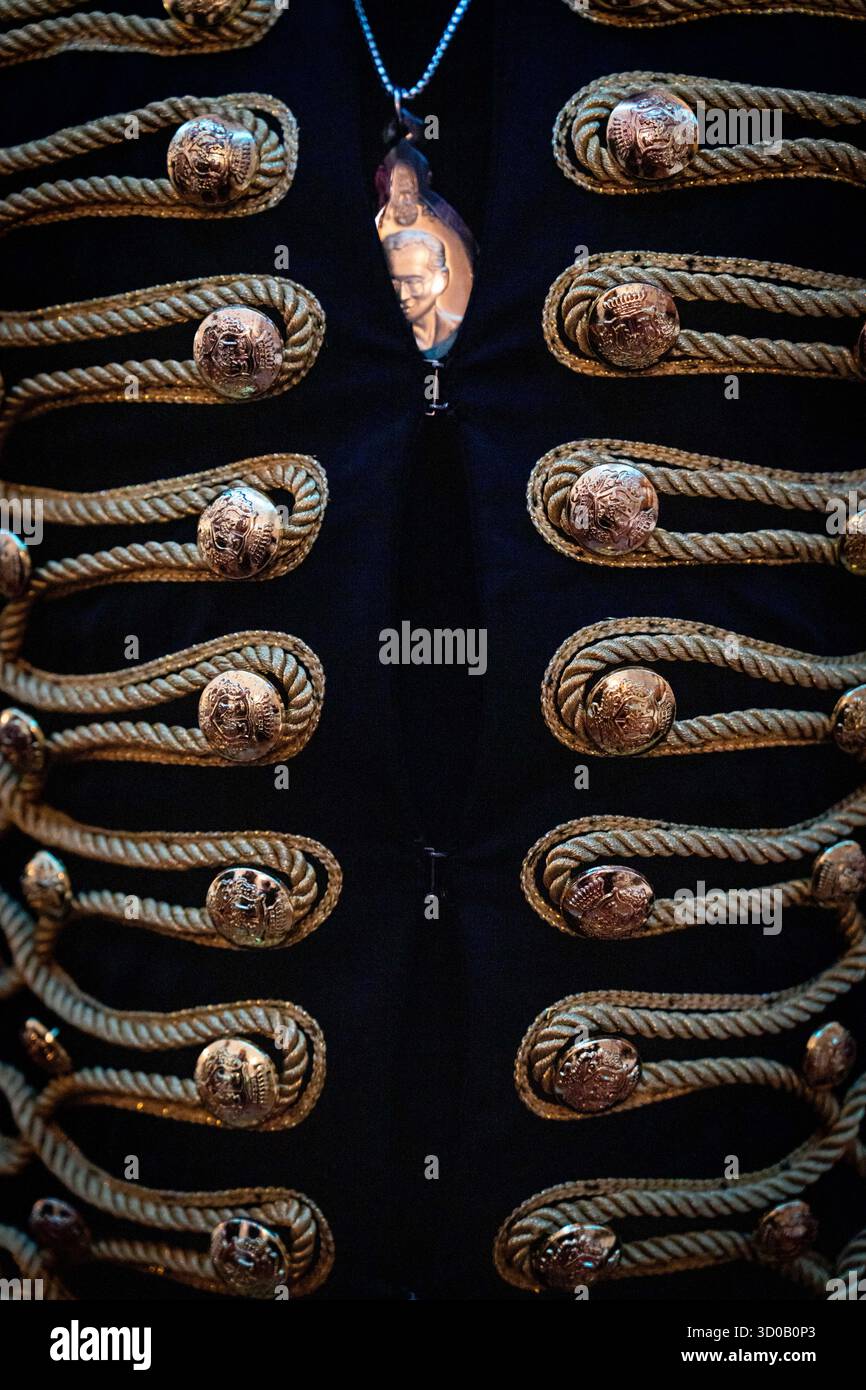 Bangkok, Thailandia. 22 ottobre 2025. Durante l'evento è presente un ritratto del cappotto reale di un ospite con un pendente che ritrae il re della Thailandia Rama 9 (Bhumibol Adulyadej). L'Athenee Hotel ospita una festa di compleanno per la personalità dei media thailandesi e designer Taylor Srirat a Bangkok, Thailandia, il 22 ottobre 2025. (Foto di Matt Hunt/NurPhoto) crediti: NurPhoto SRL/Alamy Live News Foto Stock