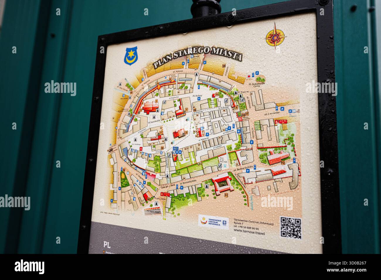 Tarnow, Polonia - 10 ottobre 2025: Un'indicazione dettagliata della mappa della città con la disposizione della città vecchia di Tarnów, colori brillanti e gocce di pioggia. Foto Stock
