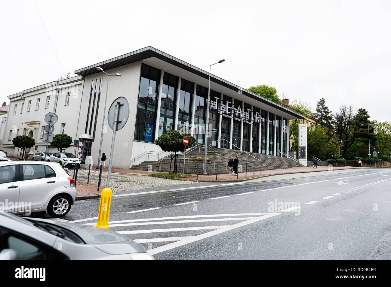 Tarnow, Polonia - 10 ottobre 2025: Esterno del teatro contemporaneo a Tarnow con grande facciata in vetro, scale e dintorni urbani. Foto Stock