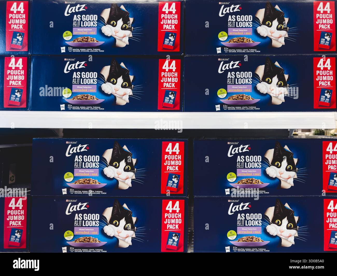 Karlstad, Svezia - 18 ottobre 2025: Scatole di cibo per gatti Latz disposte sullo scaffale del negozio, con confezioni colorate e grafica accattivante per animali domestici Foto Stock