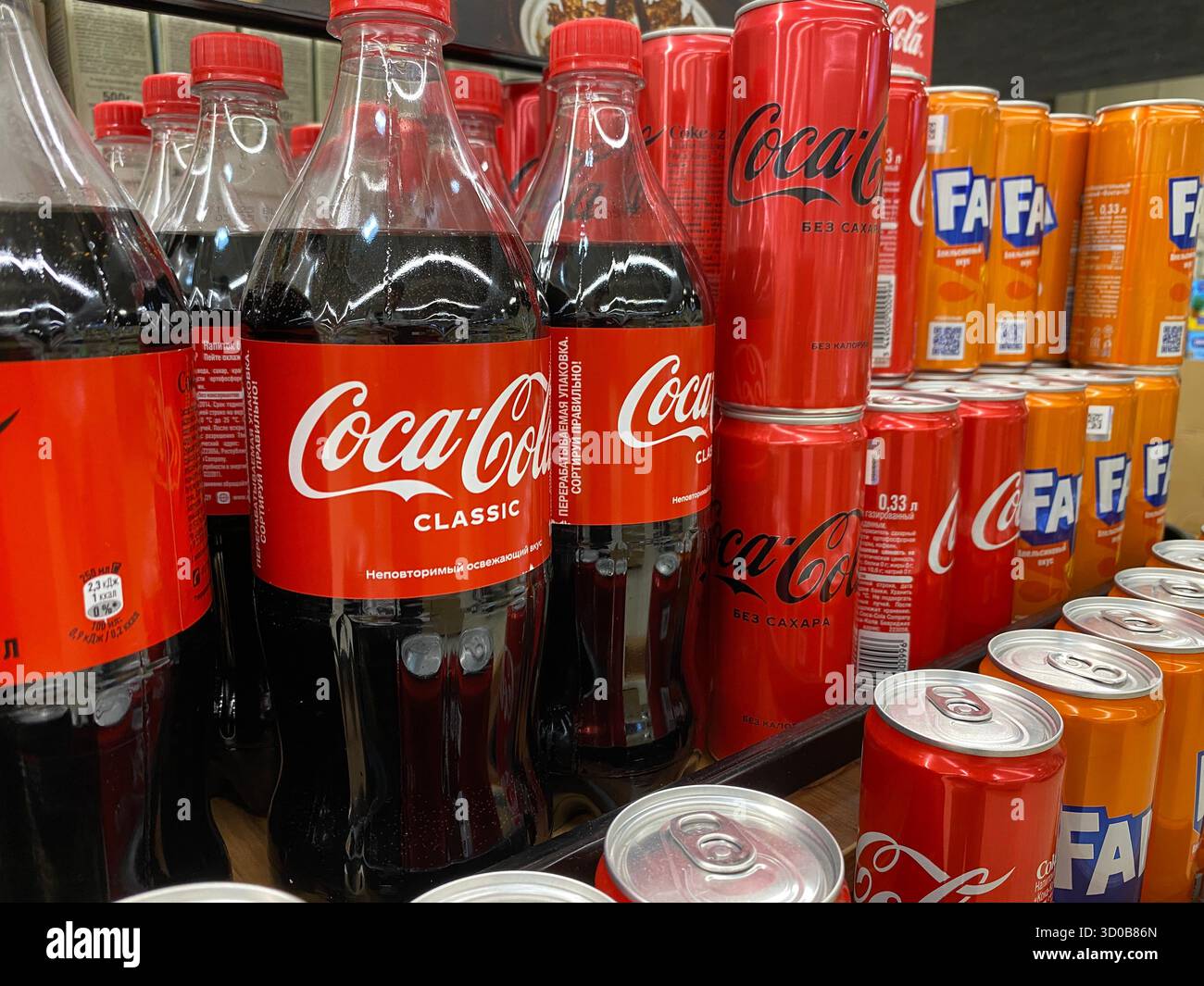 15 luglio 2025, Vitebsk, Bielorussia. Selezione colorata di bevande analcoliche disposte ordinatamente in un corridoio di alimentari, che mostra marche e dimensioni diverse. Foto Stock