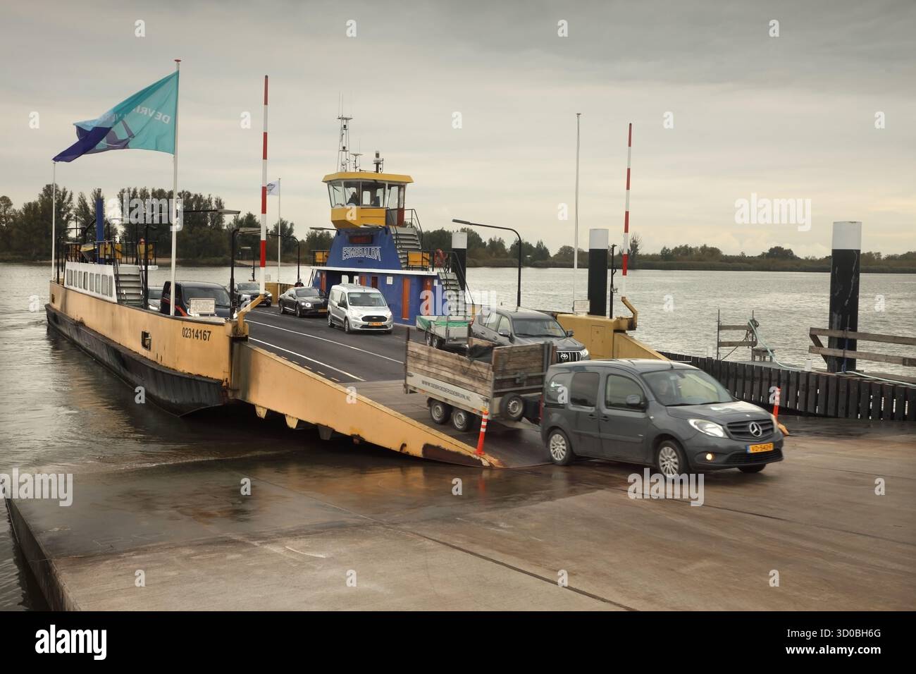 Piccolo traghetto "Esmeralda" che arriva a Bergambacht, Olanda meridionale, Paesi Bassi dopo aver attraversato il fiume De Lek. Foto Stock