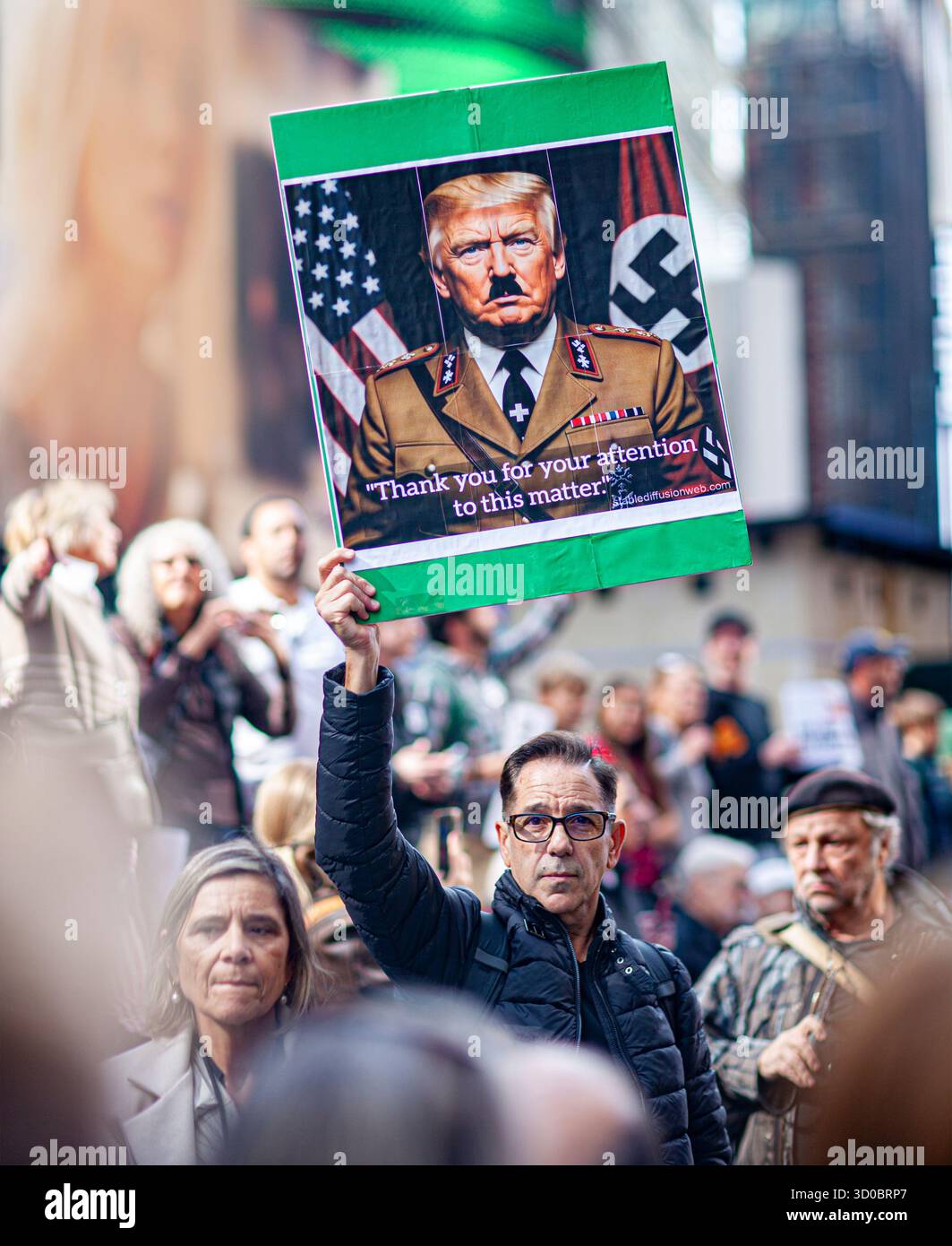 Manifestanti che partecipano alla marcia di protesta "No Kings", Times Square, Manhattan, New York City, New York, New York, USA, 1° ottobre 2025 Foto Stock