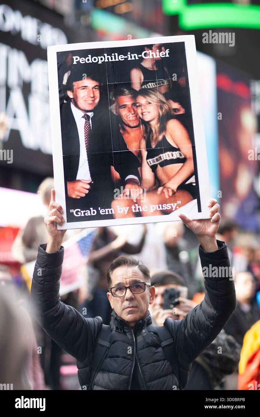 Manifestanti che partecipano alla marcia di protesta "No Kings", Times Square, Manhattan, New York City, New York, New York, USA, 1° ottobre 2025 Foto Stock