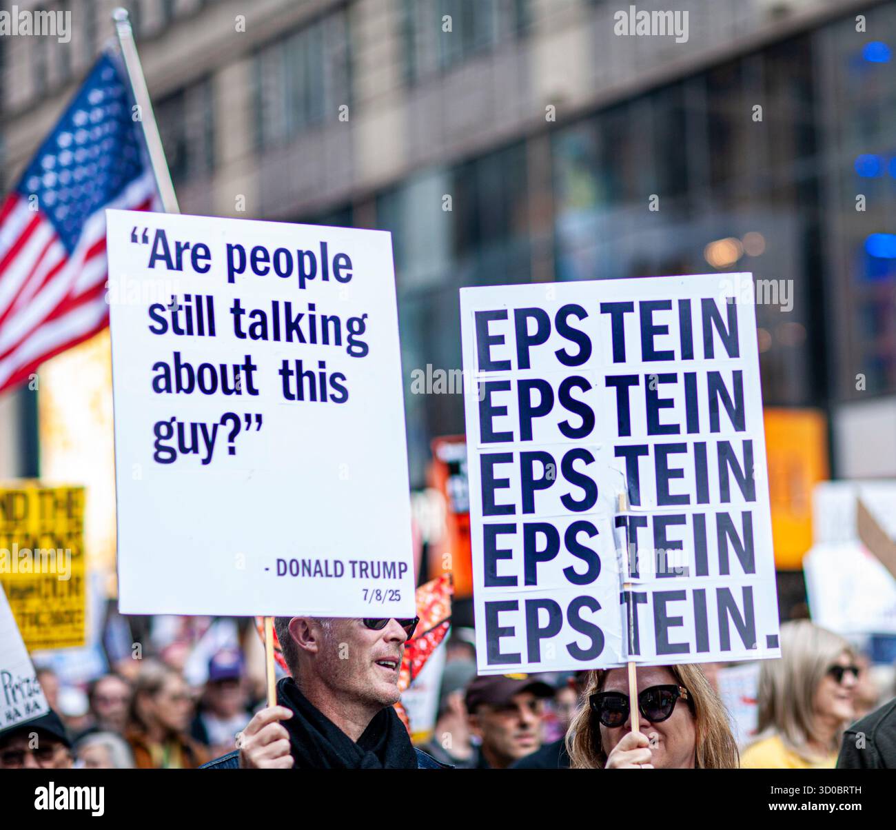Manifestanti che partecipano alla marcia di protesta "No Kings", Times Square, Manhattan, New York City, New York, New York, USA, 1° ottobre 2025 Foto Stock