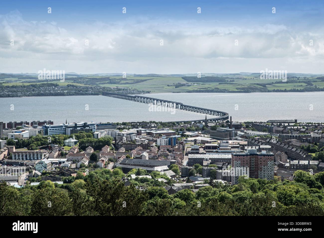 Il Tay Rail Bridge si estende sul Firth of the Tay da Dundee a Wormit, Fife, Scozia Foto Stock