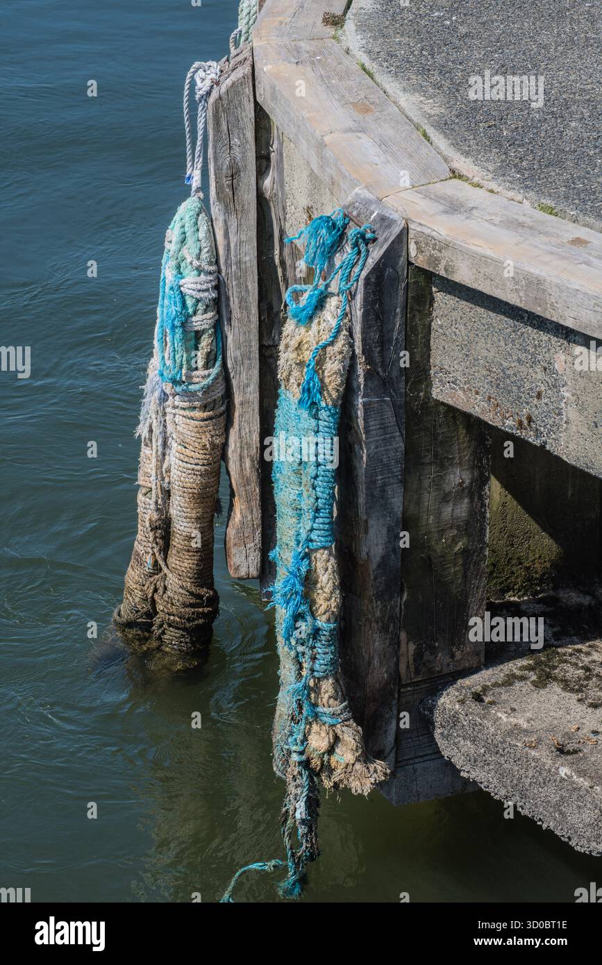 Parafanghi per barche, in corda, attaccati a un molo sul lago Windernere, Lake District National Park, Cumbria, Inghilterra Foto Stock