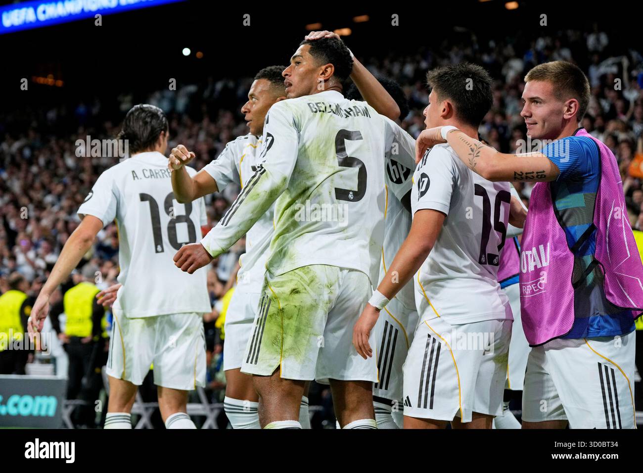 Madrid, Spagna. 22 ottobre 2025. Jude Bellingham del Real Madrid CF celebra dopo aver segnato il 1-0 durante la partita di UEFA Champions League, tra Real Madrid e Juventus, il giorno 3, giocato allo stadio Santiago Bernabeu il 22 ottobre 2025 a Madrid, Spagna. (Foto di Cesar Cebolla/PRESSIN) credito: PRESSINPHOTO SPORTS AGENCY/Alamy Live News Foto Stock