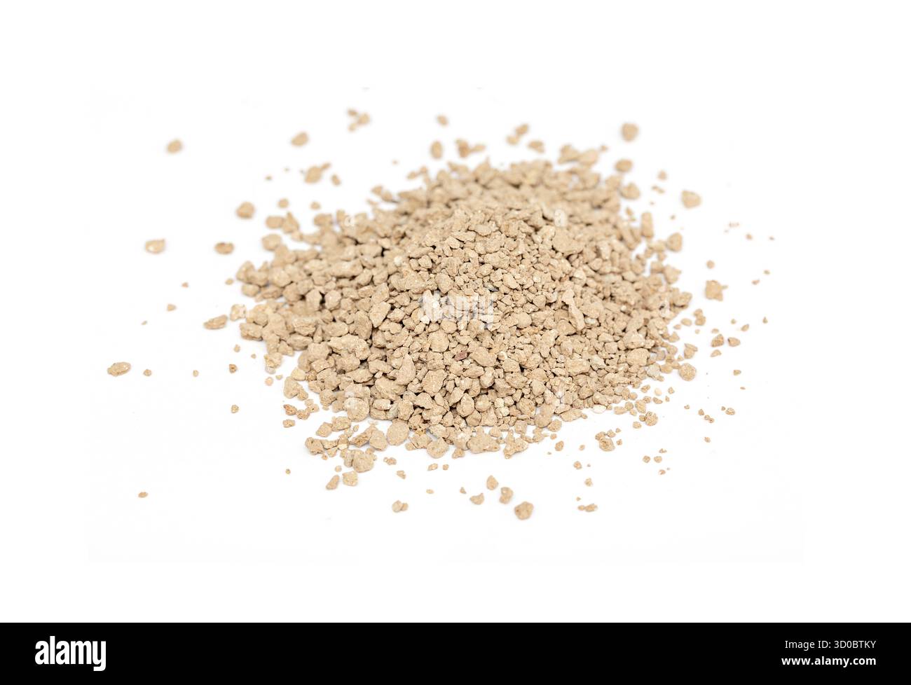 La lettiera marrone è realizzata in materiali naturali ed è disponibile sotto forma di piccoli granuli con una consistenza morbida su sfondo bianco, rendendola un'idea Foto Stock