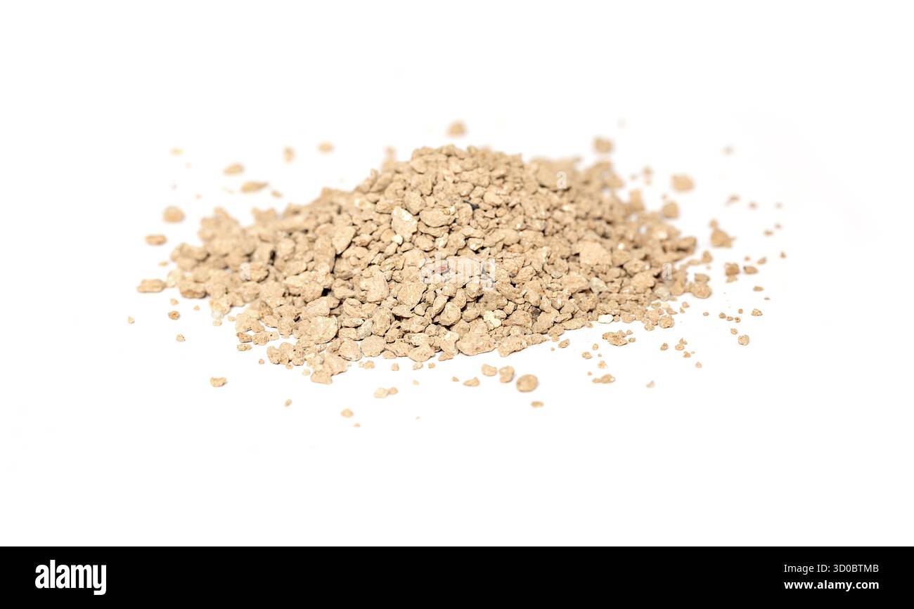 La lettiera marrone è realizzata in materiali naturali ed è disponibile sotto forma di piccoli granuli con una consistenza morbida su sfondo bianco, rendendola un'idea Foto Stock