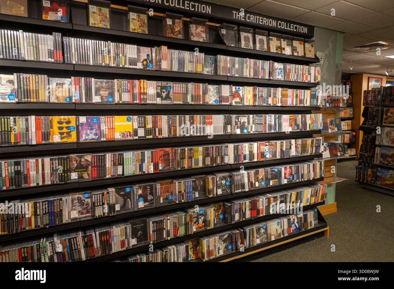 Barnes & Noble Booksellers sulla Fifth Avenue a New York City ha una vasta selezione di libri, riviste, musica e giochi, Stati Uniti 2025 Foto Stock