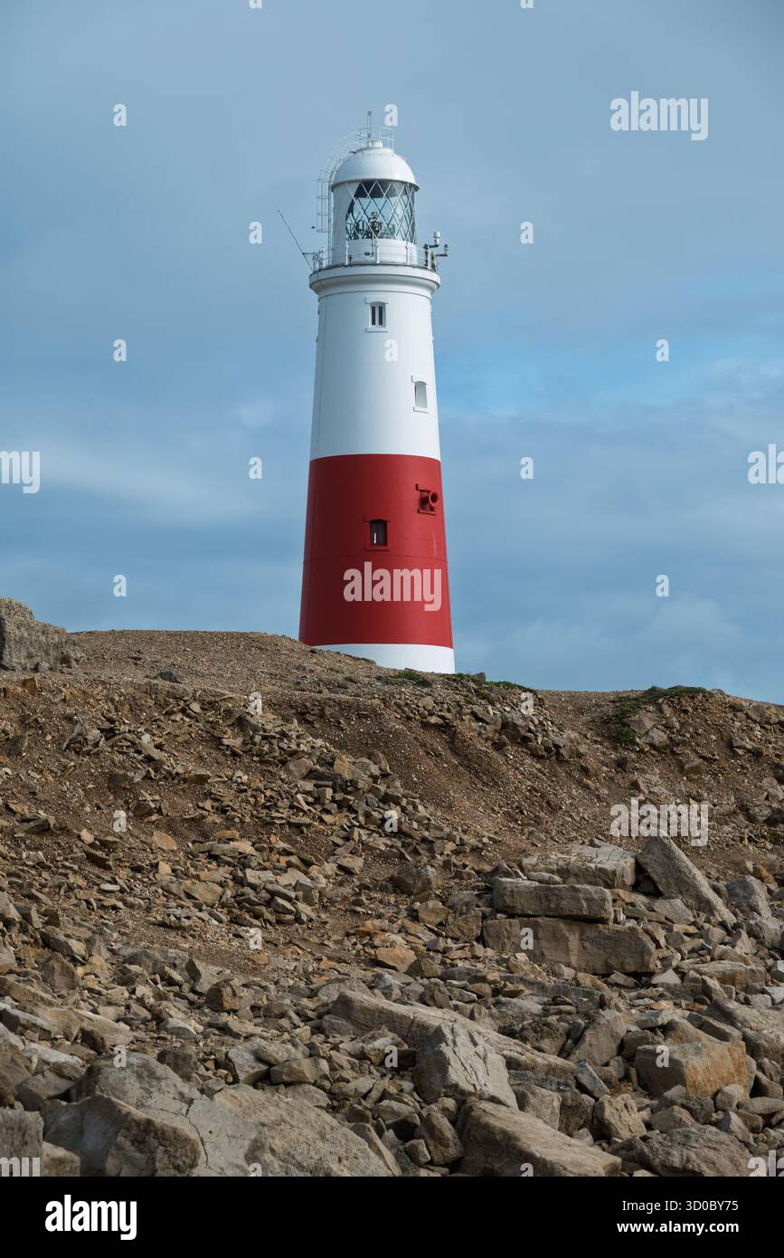 Il faro Portland Bill si erge alto contro un cielo nuvoloso. Foto Stock