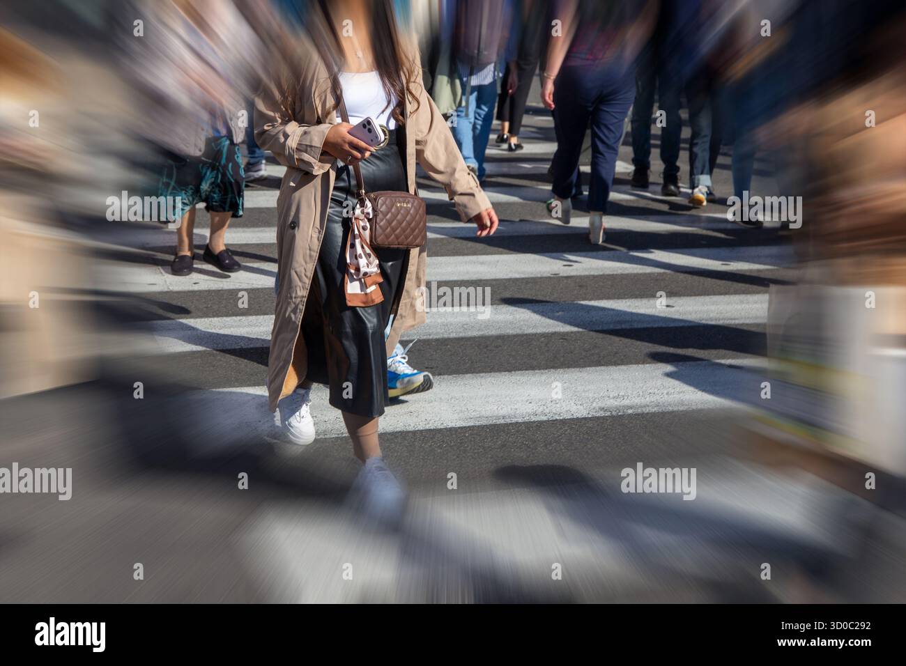 Immagine del simbolo: Grande folla che attraversa un incrocio zebra Foto Stock