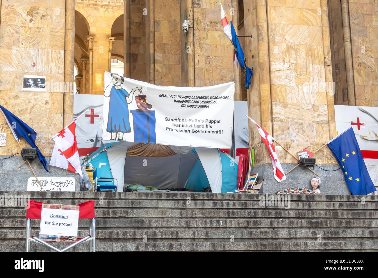 "Sanzioni - il burattino di Putin Ivanishvili e il suo striscione filo-russo” di fronte all'edificio del Parlamento georgiano a Tbilisi Foto Stock