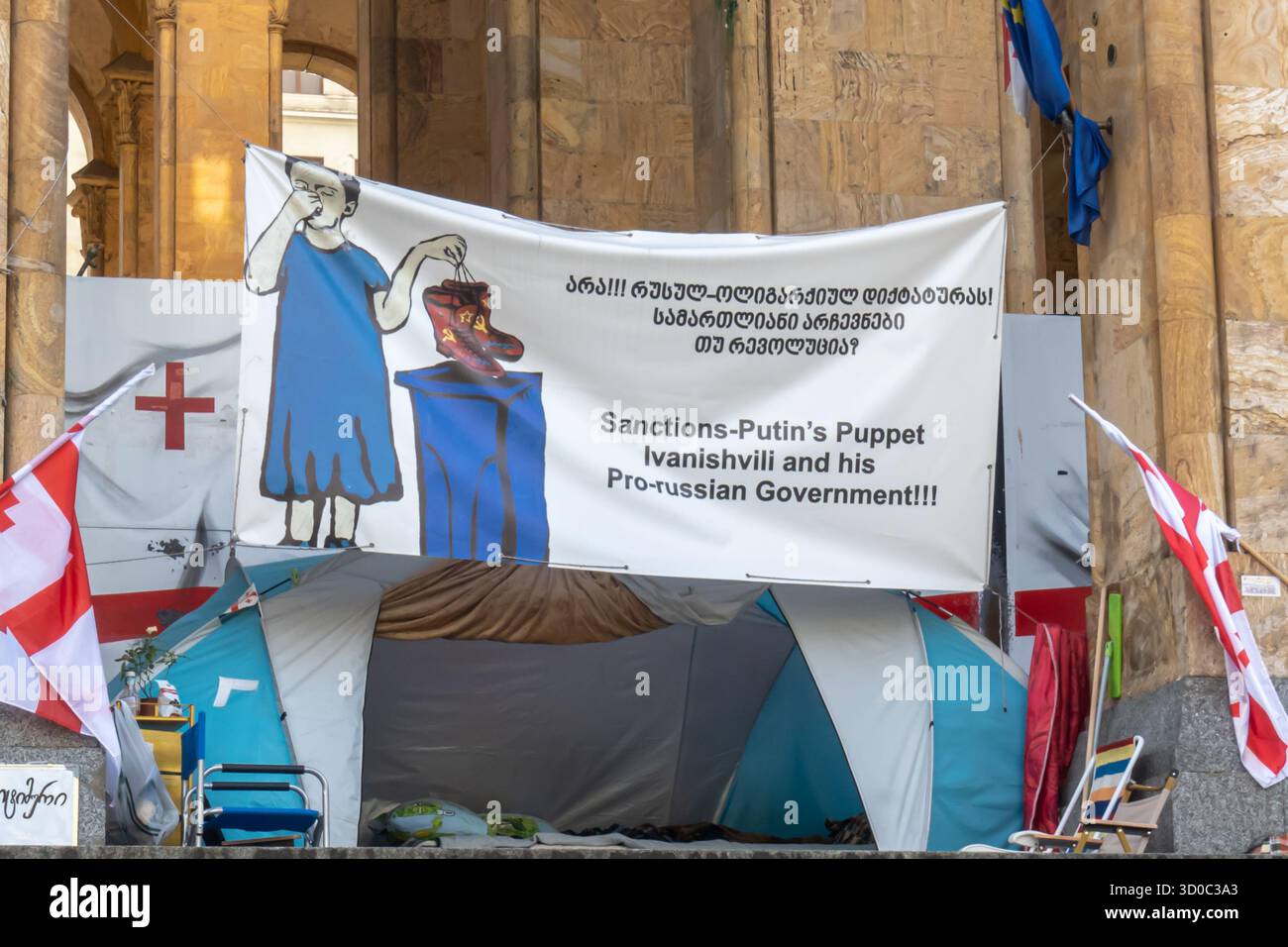 "Sanzioni - il burattino di Putin Ivanishvili e il suo striscione filo-russo” di fronte all'edificio del Parlamento georgiano a Tbilisi Foto Stock