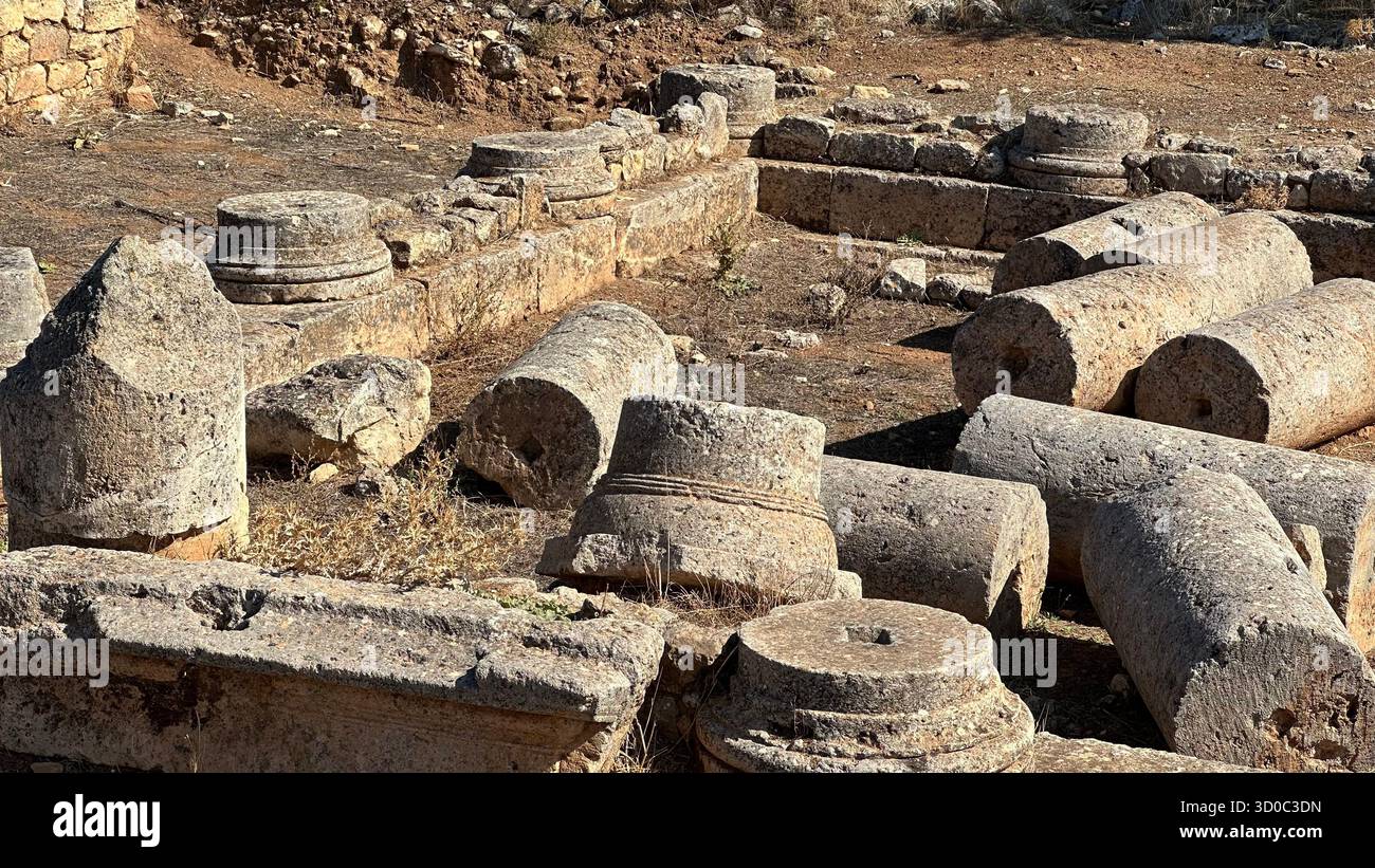 Antiche rovine di Aptera a Creta, che combinano architettura romana ed ellenistica tra ulivi e luce mediterranea. Foto Stock