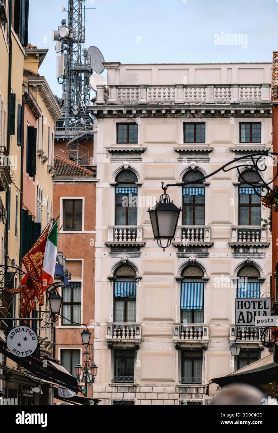 Veduta della facciata di una storica strada veneziana, degli hotel e dell'ufficio postale, Venezia, Italia Foto Stock