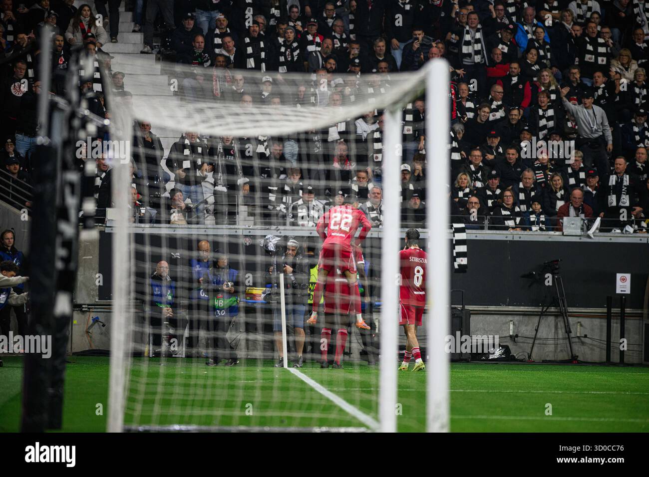 FRANCOFORTE, GERMANIA - 22 OTTOBRE 2025: Ibrahima Konate, Hugo Ekitike, Dominik Szoboszlai - UEFA Champions League, partita SG Eintracht Frankfurt vs Live Foto Stock