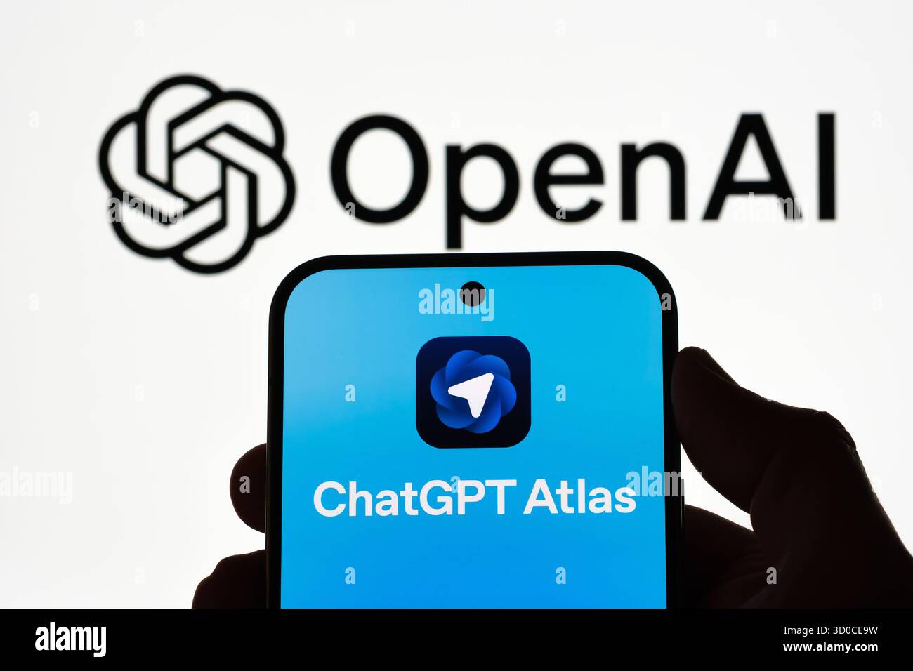 Telefono ChatGPT Atlas sotto il logo OpenAI con immagine del concetto di silhouette a mano. Stafford, Regno Unito, 22 ottobre 2025 Foto Stock