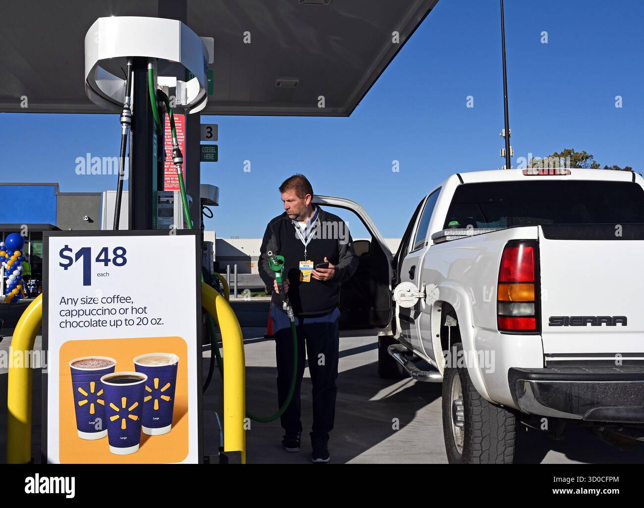 EMPORIA, KANSAS - 22 OTTOBRE 2025, il direttore generale del negozio Walmart Mick Schroeder usa il suo pick-up personale come prova per assicurarsi che le pompe del carburante diesel funzionino questa mattina in occasione dell'inaugurazione della nuova stazione di servizio Foto Stock