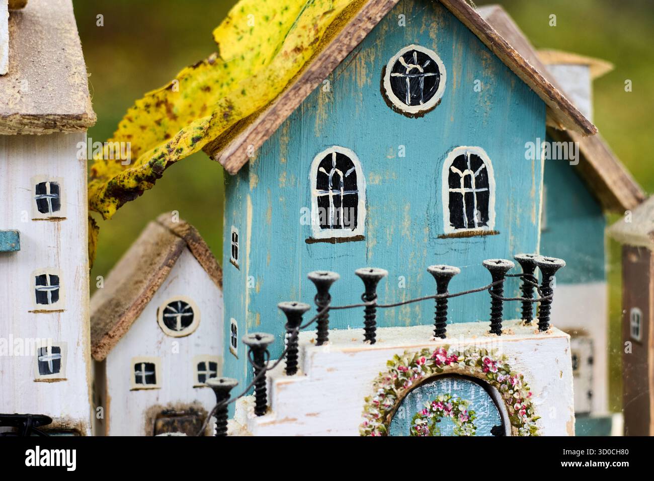 Primo piano di affascinanti case delle fiabe in legno in miniatura, con dettagli intricati, design stravagante e un tocco di magia da favola Foto Stock