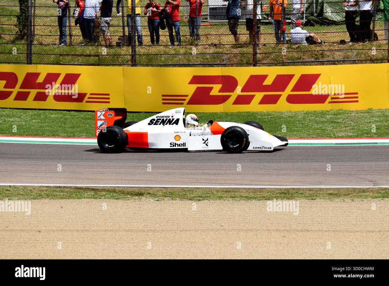 19 maggio 2024: Sebastian Vettel guida la McLaren MP4/8 di Ayrton Senna a Imola in occasione del 30° anniversario della sua morte sul circuito. Foto Stock