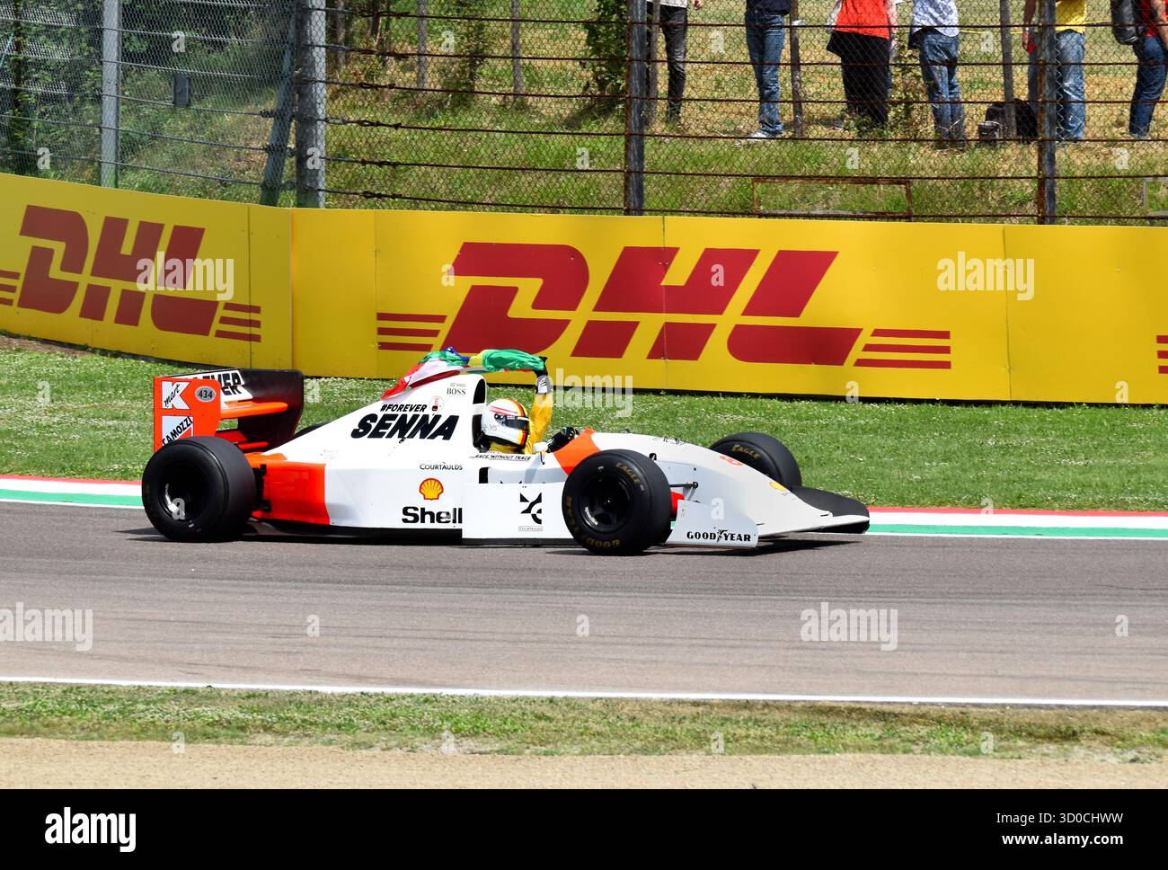 19 maggio 2024, Imola: Sebastian Vettel ondeggia le bandiere brasiliane e austriache da una McLaren per celebrare 30 anni dalla morte di Senna e Ratzenberger Foto Stock