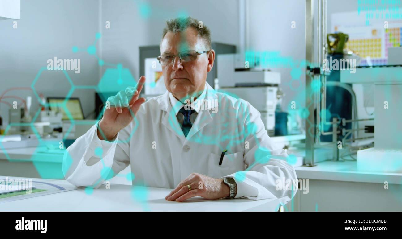 Analisi di scienziati in camice da laboratorio esame di sovrapposizione esagonale al banco di laboratorio, con tablet e pipette Foto Stock