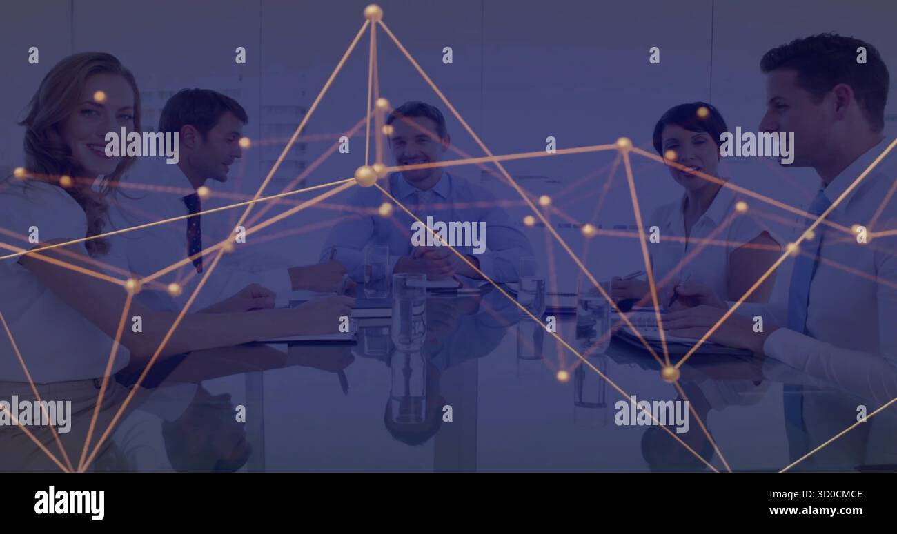 Colleghi che discutono i dati su un tavolo in vetro in ufficio, con notebook, laptop e sovrapposizione di rete Foto Stock